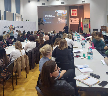  Policjant z pedagogami dyskutował o bezpieczeństwie dzieci i młodzieży