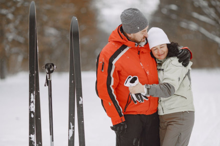 Kurtka na stok pod lupą. Co daje membrana i czym różnią się modele narciarskie od snowboardowych?