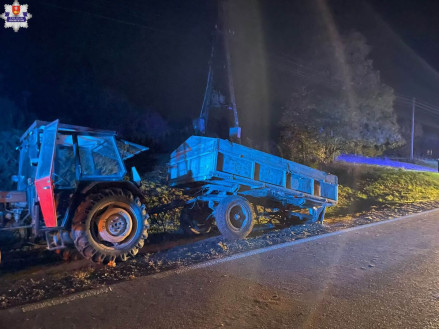 Zderzenie Volkswagena z ciągnikiem rolniczym. Kierowca trafił do szpitala