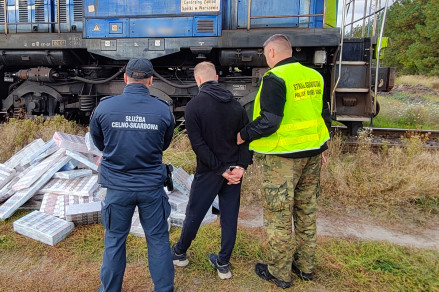 Wyrzucone z wagonu papierosy w rękach SG i KAS